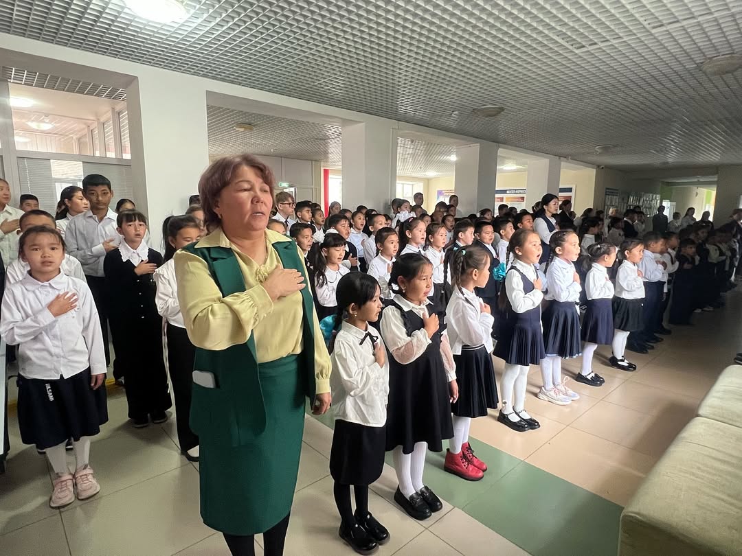 Оқушылар мен мектеп педагогтері әр аптаның басында, дүйсенбі күні, Қазақстан Республикасының Мемлекеттік Гимнін орындайды.